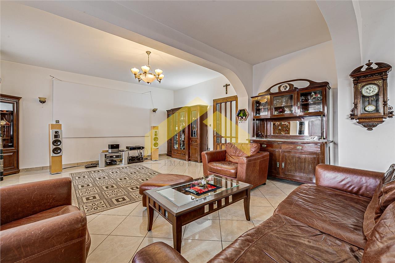 Vila cu 5 camere de vanzare zona Tabacovici
