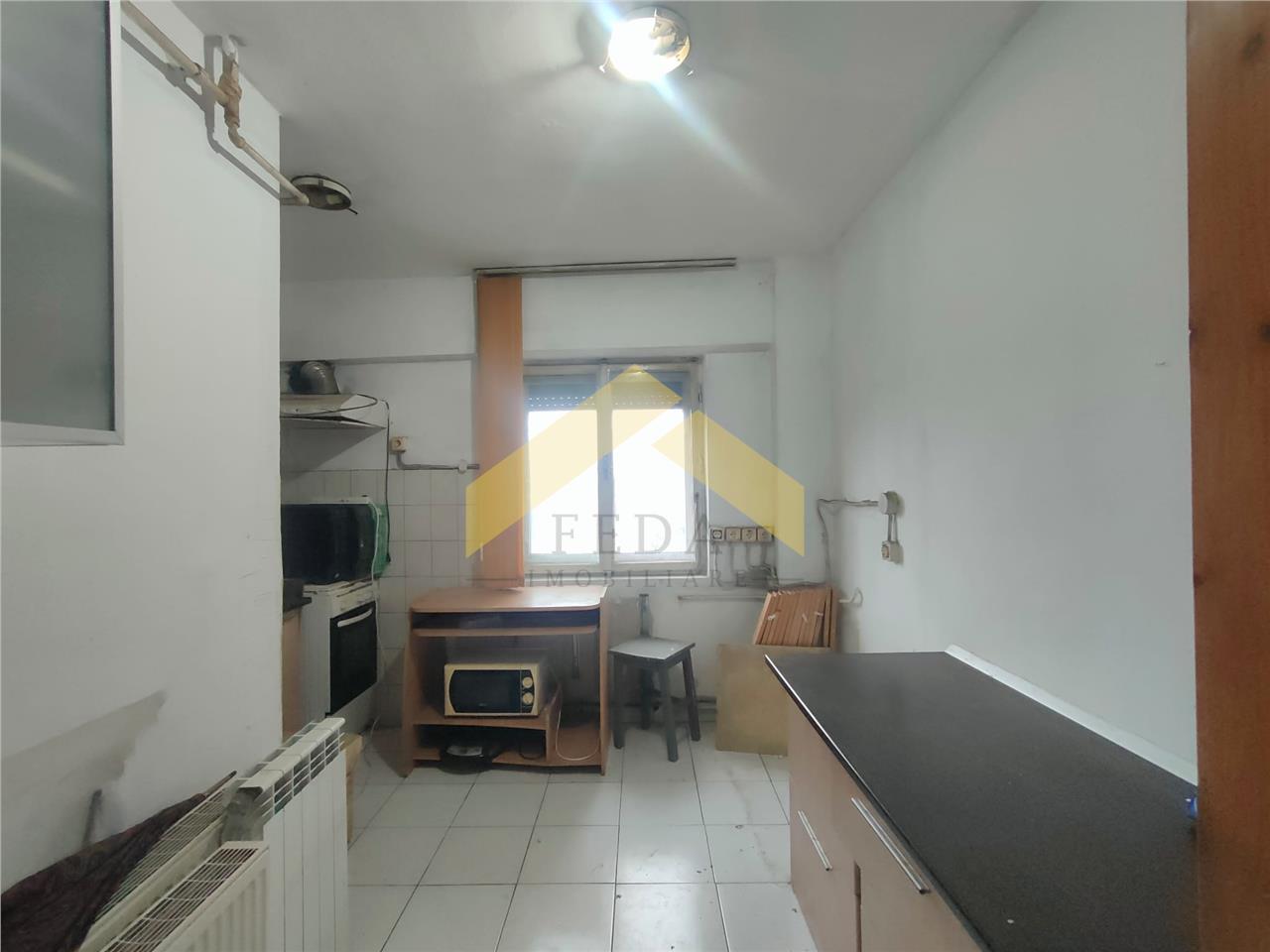 Apartament 3 camere de vanzare zona Intim