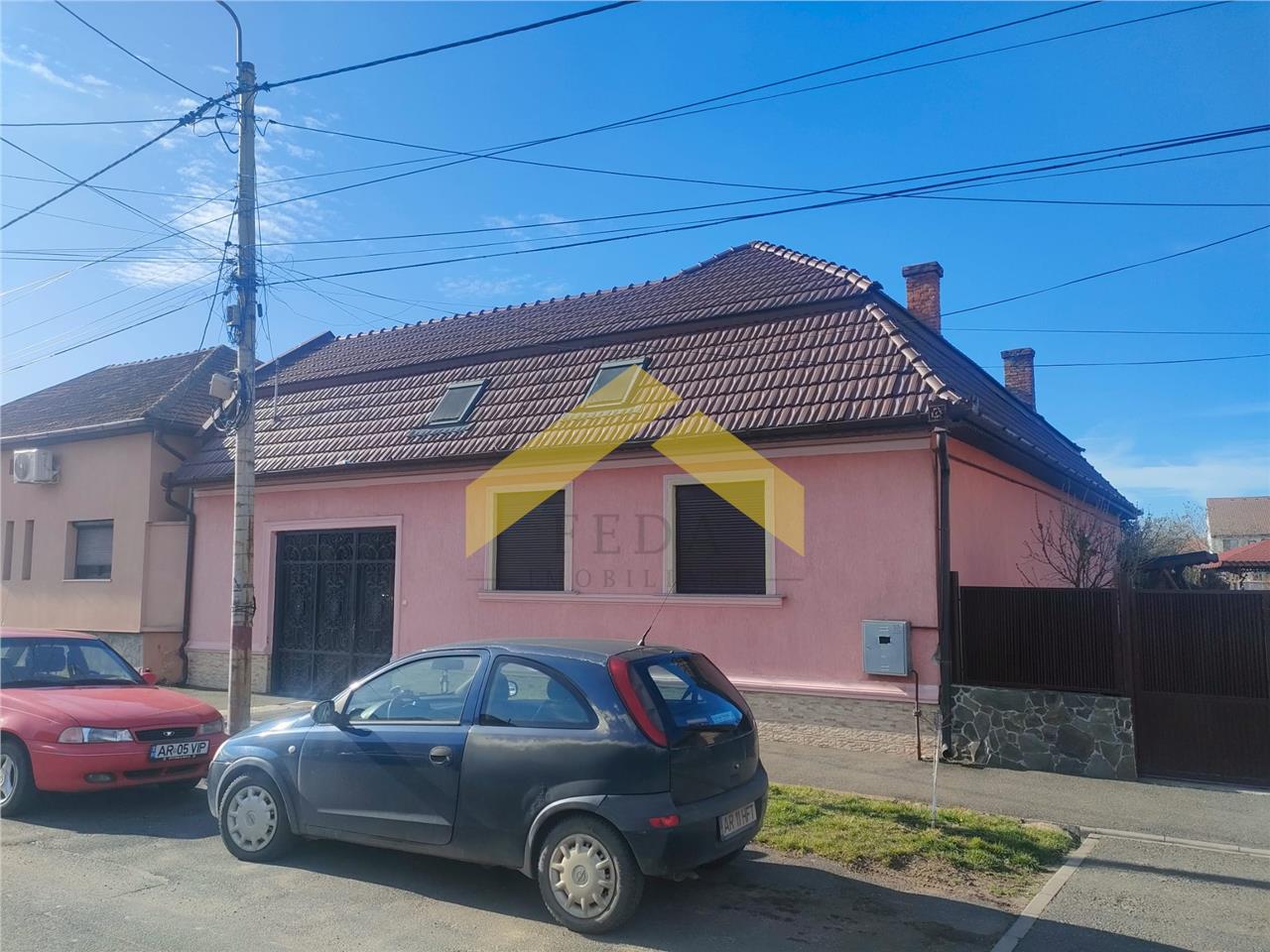 Casa in zona Parneava 5 camere de vanzare