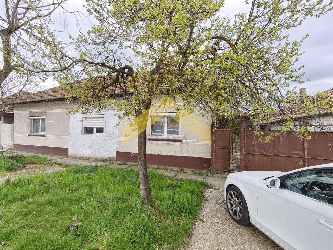 Casa la sol de vanzare in orasul Santana