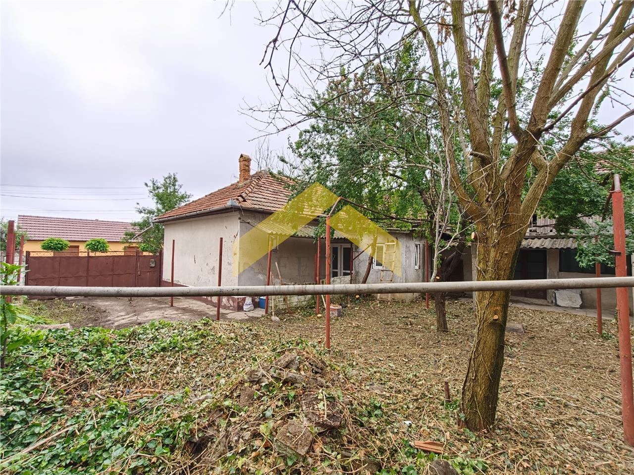 Casa la sol de vanzare in orasul Santana