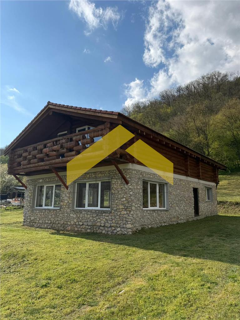 Cabana din piatra de codru si busteni pe Clisura Dunarii, Caraș-Severin