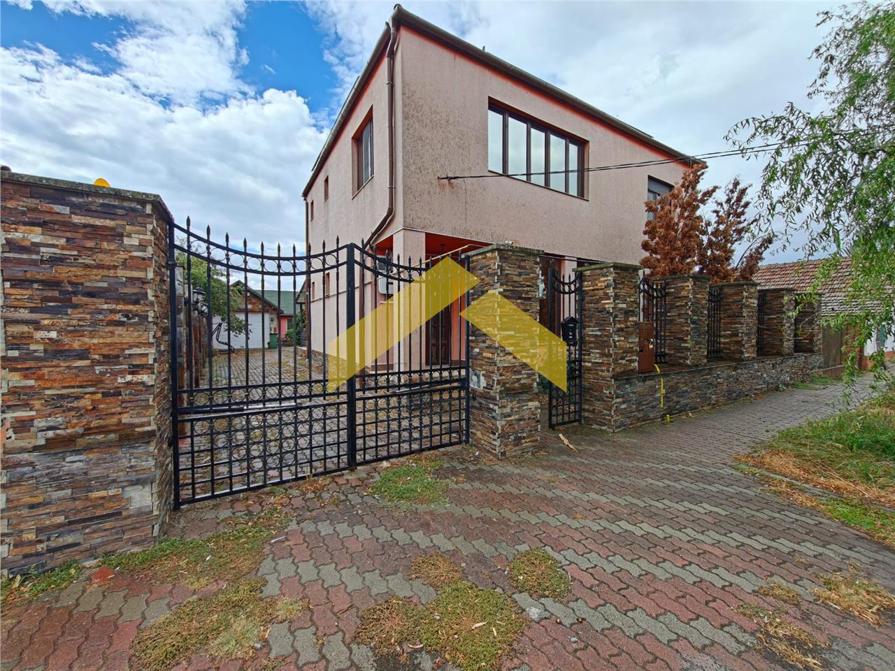 Casa cu etaj la cheie de vanzare in Chisineu Cris